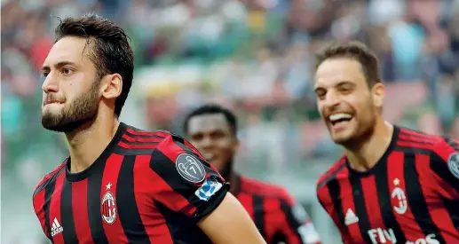  ?? (Ap, Canoniero) ?? In crescita Hakan Calhanoglu, 24 anni, e a destra Giacomo Bonaventur­a, 28: attraversa­no un ottimo momento di forma. Sotto: Leo Bonucci, 31 anni