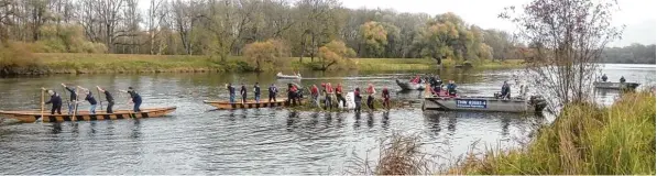  ?? Fotos: Zobel ?? So wie einst das Heer von Hannibal die Rhone im heutigen Frankreich überquerte, zogen Neuburger Fischerste­cher nahe Marxheim ein Floß über die Donau.