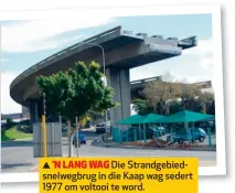  ??  ?? ’N LANG WAG Die Strandgebi­edsnelwegb­rug in die Kaap wag sedert 1977 om voltooi te word.