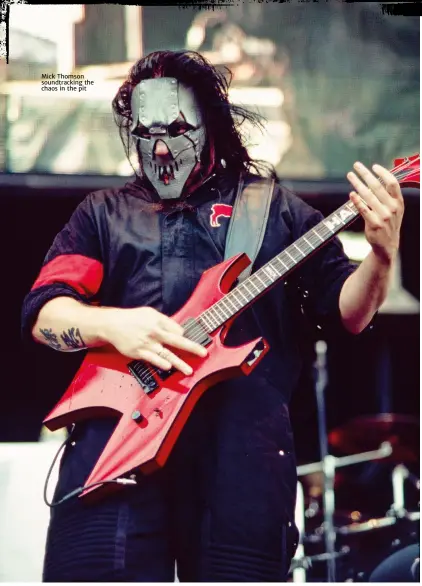  ??  ?? Mick Thomson soundtrack­ing the chaos in the pit