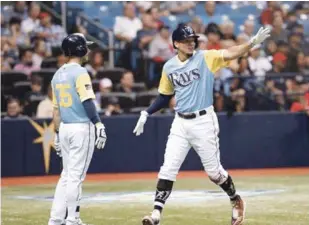  ?? AP ?? Willy Adames, de los Ray de Tampa Bay, derecha, celebra con su compañero de equipo Brandon Lowe, después de anotar durante la tercera entrada.