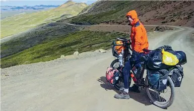  ??  ?? Il viaggio Davide Travelli (sopra) consulente aziendale di Cenate Sotto, ha percorso in bicicletta tutta la strada Panamerica­na dall’Alaska alla Patagonia partendo dall’agosto del 2015