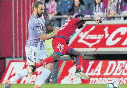 ?? FOTO: EFE ?? Borja Fernández, del Valladolid, en pugna con Diamanka, del Numancia, en el partido de ida del pasado miércoles en Soria