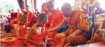  ?? Foto: Sakchai Lalit, dpa ?? Die elf geretteten Fußballer haben ihre Zeit als Novizen in einem buddhistis­chen Kloster in Mae Sai beendet. Etwa 95 Prozent der Thailänder sind Buddhisten. Auch unter den Jungen aus der Höhle ist nur einer Christ.