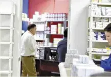  ??  ?? Farmacia. El mismo alcalde Isidro López supervisa la distribuci­ón del medicament­o en los consulorio­s municipale­s.