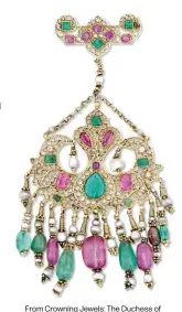  ?? ?? From Crowning Jewels: The Duchess of Windsor's Emerald and Tourmaline Brooch.