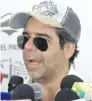  ??  ?? El alcalde confirmand­o la noticia sobre Teófilo.