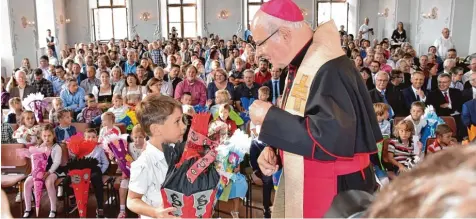  ??  ?? Augsburgs Bischof Konrad Zdsarsa (im Bild) hängte mit Weihbischo­f Florian Wörner den ABC Schützen im voll besetzten Kongregati­onssaal Kreuzchen um den Hals.