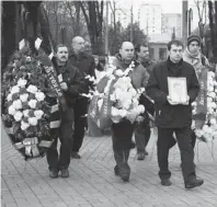  ?? MARK SABAH ?? Mourners of Sergei Magnitsky carry floral wreaths.