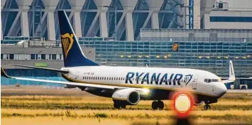  ?? Foto: Andreas Arnold, dpa ?? Kommenden Mittwoch und Donnerstag fallen bei Ryanair etwa 600 Flüge aus. Das hat Auswirkung­en auf die Passagiere. Wenn sie nicht an ihren Zielflugha­fen kommen, haben sie allerdings bestimmte Rechte.