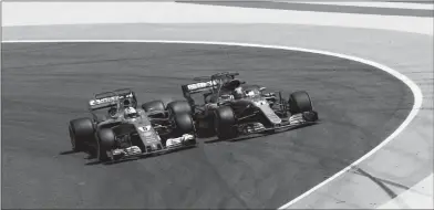  ??  ?? MANO A MANO. La gran postal del fin de semana: la intensa disputa entre Vettel y Hamilton.