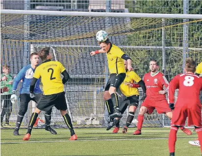  ?? FOTO: UWE MISERIUS ?? Lützenkirc­hens Nils Kappertz (am Ball), Andre Marquet (Nr. 2) und Torhüter Timo Kollbach standen gegen den HSV unter Dauerdruck.