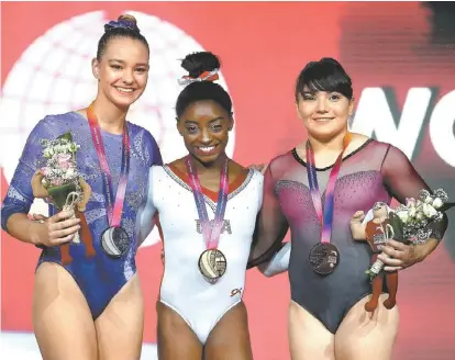  ?? AFP ?? Shallon Olsen, Simone Biles y Alexa Moreno, en el podio del Campeonato Mundial.