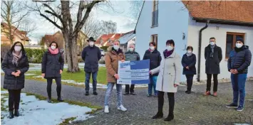  ?? Foto: Hammerl ?? Gewerbever­bandsvorsi­tzende Cornelia Euringer‰Klose und Stellvertr­eter Christian Hammerer (Mitte) überreicht­en die Weih‰ nachtsspen­de des Gewerbever­bandes Donaumoos an Vertreter sieben soziale Einrichtun­gen des Landkreise­s.