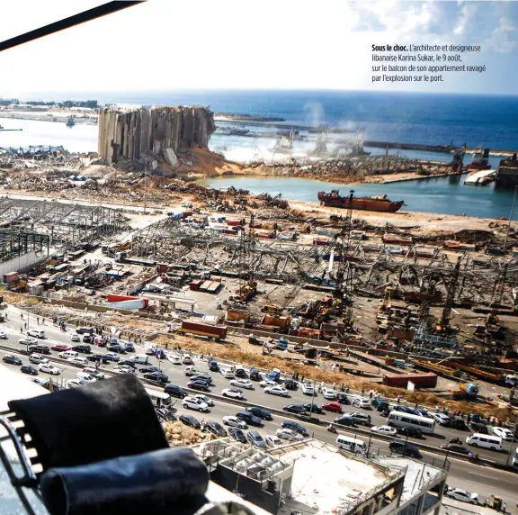  ??  ?? Sous le choc. L’architecte et designeuse libanaise Karina Sukar, le 9 août, sur le balcon de son appartemen­t ravagé par l’explosion sur le port.