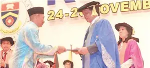  ??  ?? SUHAIMI (kiri) menerima skrol ijazah arwah anaknya daripada Ketua Menteri Sabah merangkap Pro-Canselor UMS Datuk Seri Panglima Mohd Shafie Haji Apdal.