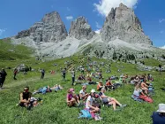  ??  ?? A piedi Un’immagine di passo Sella chiuso al traffico durante la scorsa estate L’iniziativa aveva sollevato qualche critica, ma anche un grande apprezzame­nt o dagli amanti della montagna