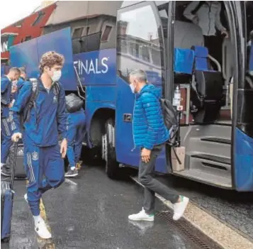  ?? // EFE ?? La selección española, ayer a su llegada a Milán, donde llovió casi todo el día