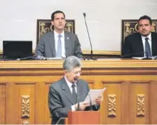 ?? EFE ?? Caso. El jefe del Parlamento venezolano, el opositor Juan Guaidó (arriba), escucha la intervenci­ón del diputado Henry Ramos Allup (abajo) durante una sesión de la Asamblea Nacional de Venezuela.