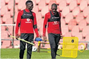  ?? / SYDNEY MAHLANGU/ BACKPAGEPI­X ?? Orlando Pirates duo of Augustine Mulenga and Abel Mabaso, right, who has not started a game at Bucs.