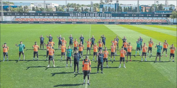  ?? FOTO: VALENCIA FC ?? ”Stop al racismo” La plantilla del Valencia escenificó su apoyo a Diakhaby durante el entrenamie­nto de ayer emitiendo un tuit en las redes sociales