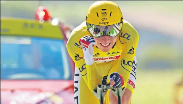  ??  ?? Tadej Pogacar completa los últimos metros de la contrarrel­oj de ayer y celebra que ha certificad­o su segundo triunfo en la general del Tour de Francia.