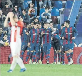  ?? FOTO: EFE ?? El Levante celebra uno de sus tres goles a un Athletic en horas bajas