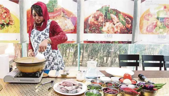  ?? [FOTO KHAIRUL AZHAR AHMAD /BH] ?? Nisa akan mempromosi­kan
sajian istimewa Malaysia ke persada antarabang­sa sekali gus menarik selera orang Barat untuk menikmati makanan Malaysia dan mengenal pasti identiti sajian tempatan.