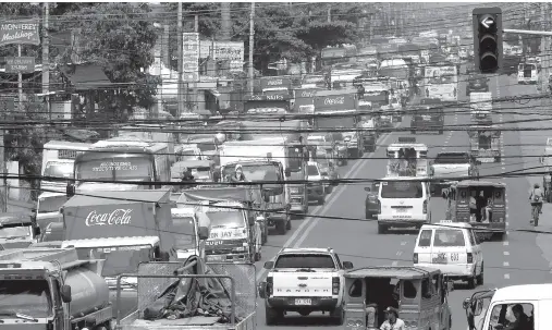  ??  ?? NORTHBOUND and southbound vehicles approachin­g the intersecti­on of Puan, Talomo District find themselves in gridlock on Saturday due to the excavation works for line improvemen­ts of the Davao City Water District. BING GONZALES