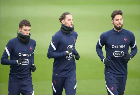  ??  ?? لاعبو المنتخب الفرنسي يخوضون حصة تدريبية قبل لقاء أوكرانيا اليوم