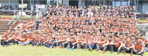  ??  ?? Snowdan (top row, seated sixth right) and (from fourth right) Kaspuandi, Zul and Ong with the camp facilitato­rs, SSC and MSNS officials as well as the Sukma XIX athletes at Pueh Youth Camp yesterday.