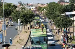  ?? Picture Veli Nhlapo ?? Fans lined the streets of Soweto as the team went on their trophy tour, some dancing on top of the bus.