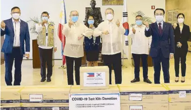  ??  ?? The South Korean government, represente­d by Ambassador Han Dong-man, turned over to the Philippine government, represente­d by Foreign Affairs Secretary Teodoro Locsin Jr., 600,000 high-quality KF94 masks, seven walk-through COVID-19 testing booths, 1,000 face shields and COVID-19 diagnostic kits.