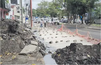  ?? ?? Las desordenad­as obras continúan en la avenida Fernando de la Mora. Iniciaron en 2023.