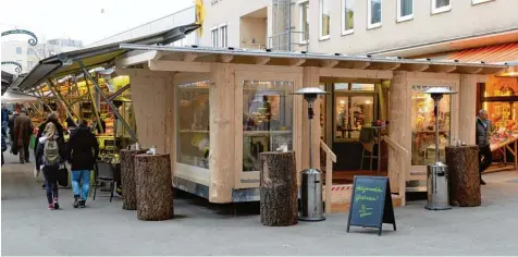  ?? Foto: Silvio Wyszengrad ?? Der Eingang des Café Kaufmann auf dem Stadtmarkt ist seit kurzem mit Holz verkleidet. Manche Standbetre­iber in der Nähe sind nicht so glücklich.