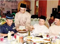  ??  ?? TAWFIQ melayan tetamu di majlis itu.