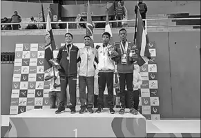  ??  ?? Judoka Ezra Bouwer (uiterst rechts) heeft de eerste medaille voor Suriname behaald. (Foto:VSJS)