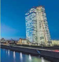  ?? FOTO: DPA ?? Die markante Fassade des EZB-Turms am Main in Frankfurt: Ein Ende der niedrigen Zinsen ist nicht absehbar.