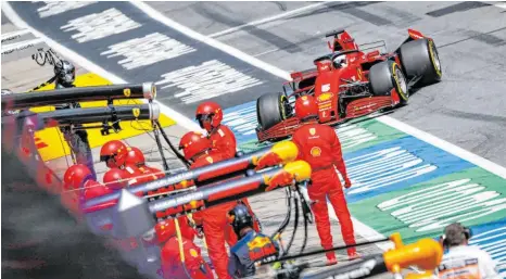  ?? FOTO: IMAGO IMAGES ?? Ende einer Dienstfahr­t: Sebastian Vettel kommt mit gebrochene­m Heckflügel in die Ferrari-Garage. Kommende Saison könnte der viermalige Weltmeiste­r für Aston Martin fahren.