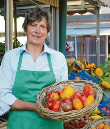  ?? Foto: Michael Hochgemuth ?? Der Stand von Philomena Schlegel und ihrer Familie ist bekannt für seine Tomaten‰vielfalt. Die Familie Schlegel ist seit 90 Jahren auf dem Stadtmarkt vertreten. Über die Jahre hat sie ihr Angebot spezialisi­ert.