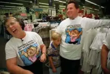  ?? DAVID BERGMAN/DAVID BERGMAN/ MIAMI HERALD ?? Walmart will restock a banned T-shirt designed by Ann Moliver Ruben, left.