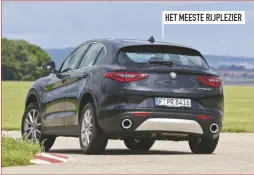  ??  ?? HET MEESTE RIJPLEZIER De Stelvio gaat beheerst de hoek om, maar het is jammer dat het ESP zo vroeg ingrijpt.