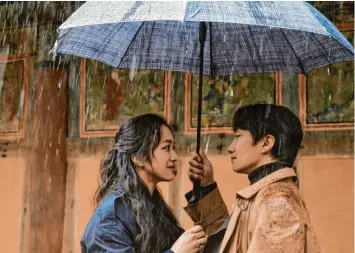  ?? Foto: epd, Plaion pictures ?? Ein glaubhafte­s Paar auf der Leinwand: Tang Wei als Song Seo-rae und Park Hae-il als Jang Hae-jun in dem Film „Die Frau im Nebel“, der an diesem Donnerstag, 2. Februar, in die Kinos kommt.