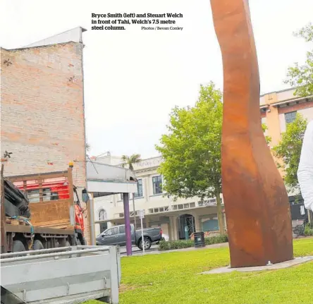 ?? Photos / Bevan Conley ?? Bryce Smith (left) and Steuart Welch in front of Tahi, Welch’s 7.5 metre steel column.