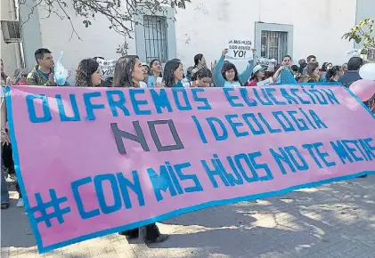  ??  ?? Movilizaci­ón. De grupos “pro vida” de Tucumán en septiembre. Acusan a la educación sexual de “ideológica”.