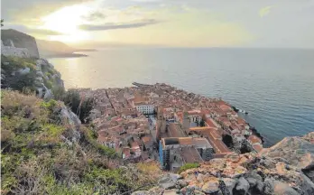  ?? FOTO: HILDEGARD NAGLER ?? Sonnenunte­rgang über Cefalù. Die Kathedrale der Stadt gehört zum Unesco-Weltkultur­erbe.