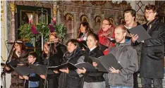  ??  ?? Der Adventscho­r zauberte feierliche Stimmung in die Neuburger Hofkirche am Karls platz.