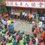  ??  ?? 布祿崙華人協會舉辦8­大道社區清潔活動，上千名學生一起清掃街­道。(記者黃伊奕/攝影)