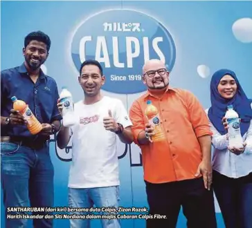  ??  ?? SANTHARUBA­N (dari kiri) bersama duta Calpis, Zizan Razak,
Harith Iskandar dan Siti Nordiana dalam majlis Cabaran Calpis Fibre.