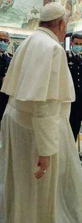  ??  ?? La visita
Bergoglio riceve dei carabinier­i in Vaticano (Ansa)
